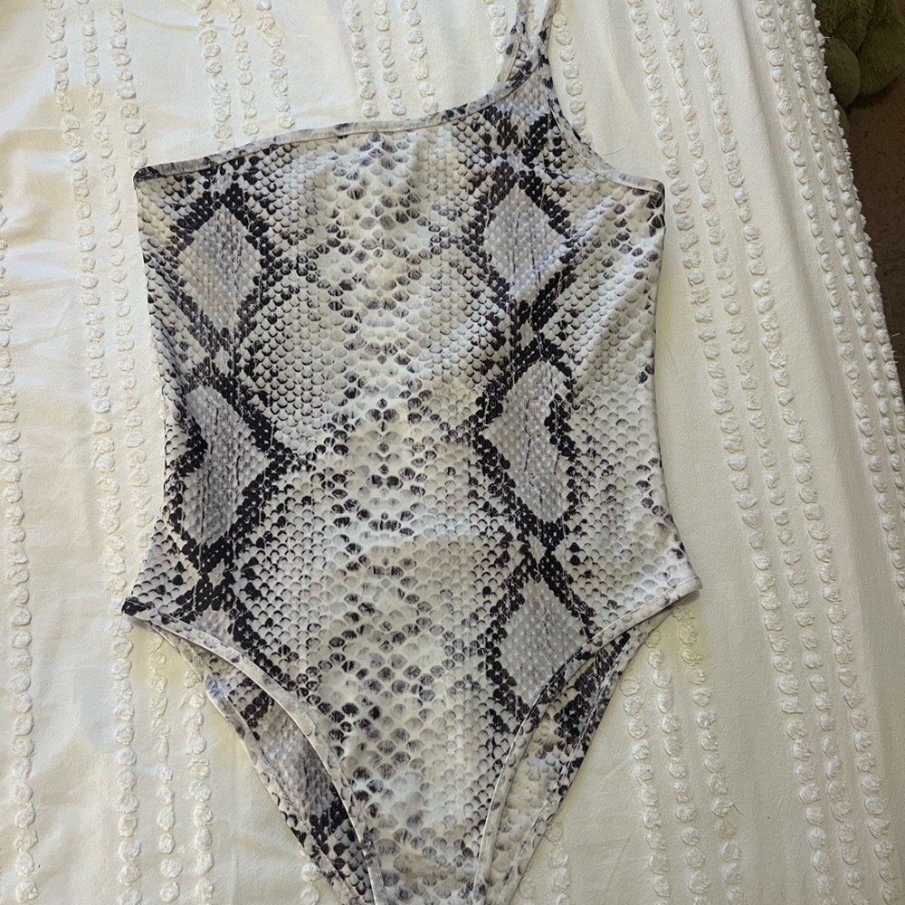 One shoulder top